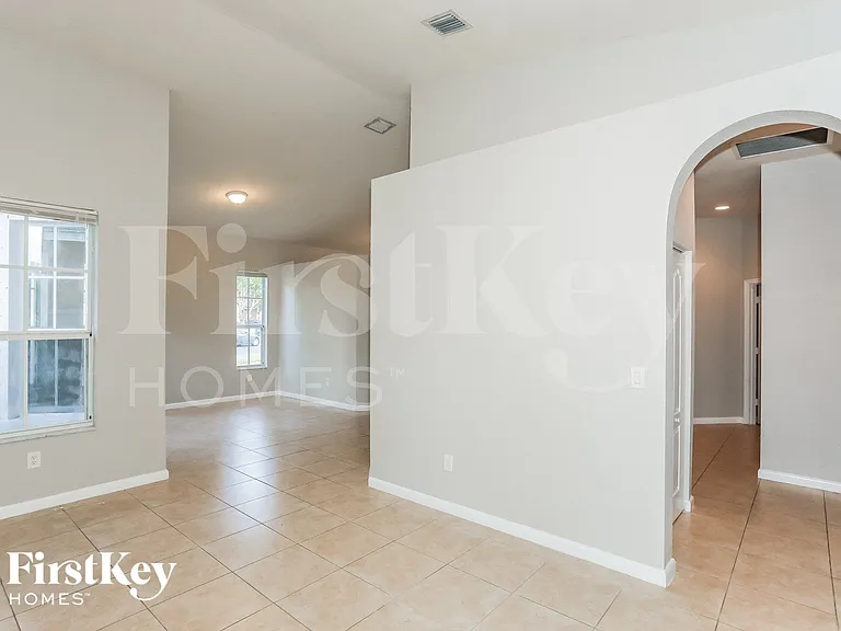 1700 NE 37th Pl — Photo 4