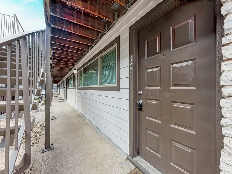 2404 Longview St #101 — Photo 3