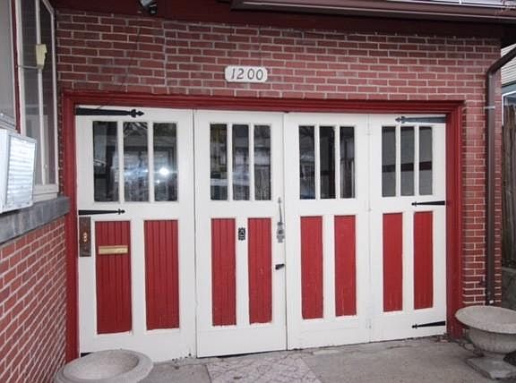 garage entrance with folding doors to allow for indoor/outdoor entertaining