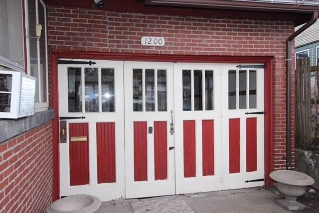 garage entrance with folding doors to allow for indoor/outdoor entertaining