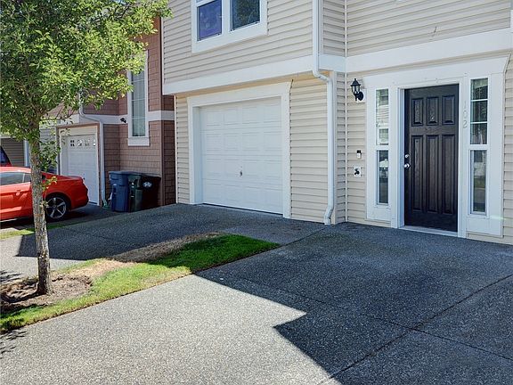 3rd image of 1010 E 108TH ST. CT