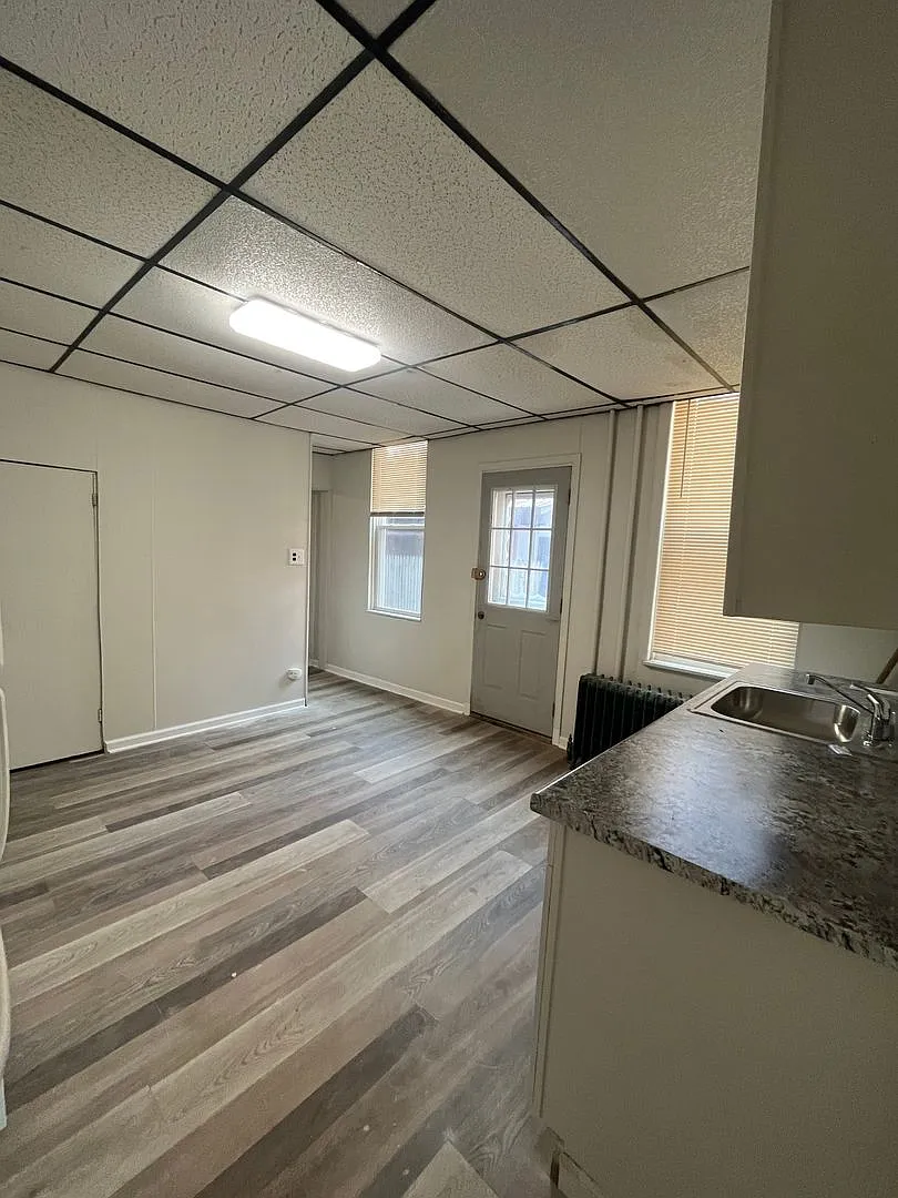 136 E Walnut St — Photo 3