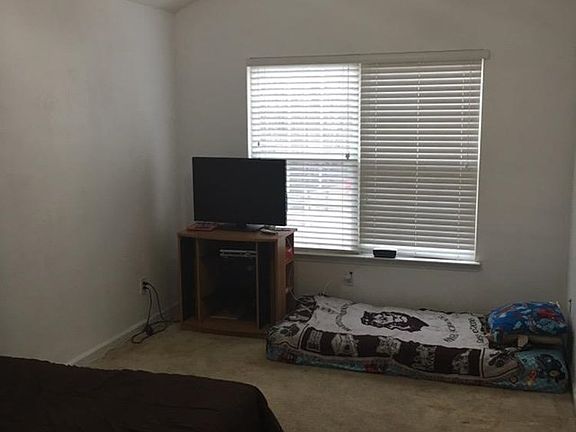 5th image of 392 Brookview Dr