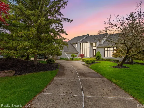 5215 Deer Run Cir, Orchard Lake, MI 48323