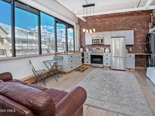 70 Benchmark Rd APT 201, Avon, CO 81620