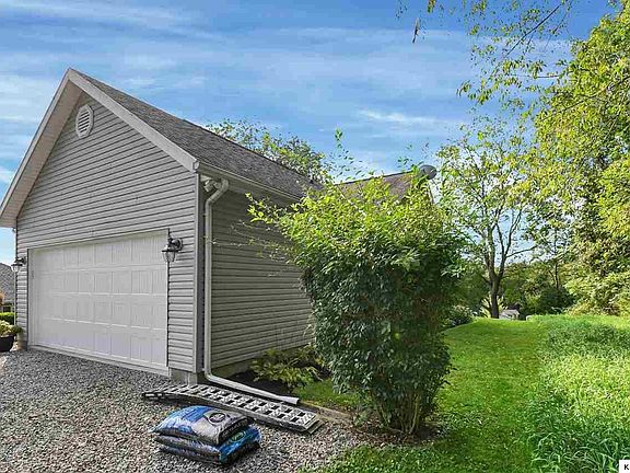 4th image of 698 Greenbriar Cir