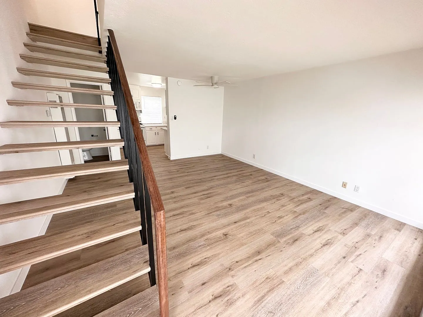 $1000 Off 1st Months Rent!! Two Bedroom In Desirable Dana Point!! — Photo 4