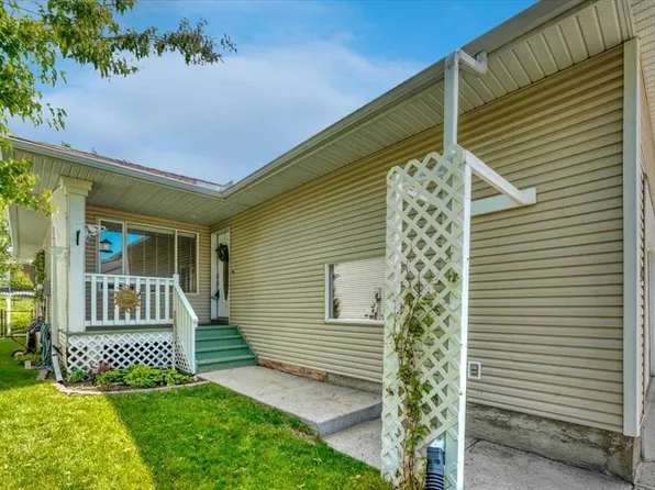 10 SW Sandstone Ridge Cres, Okotoks, AB T1S 1P8
