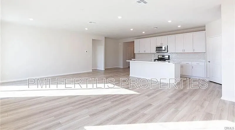 4 bed, 2.0 bath, 1902 sqft, $3,395 — Photo 3