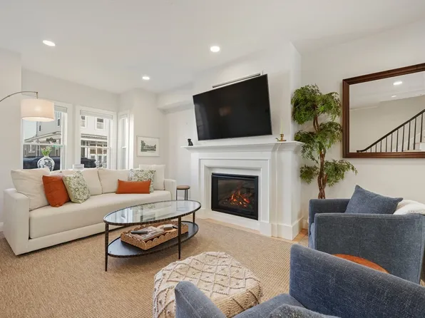 527 E 8th St, South Boston, MA 02127