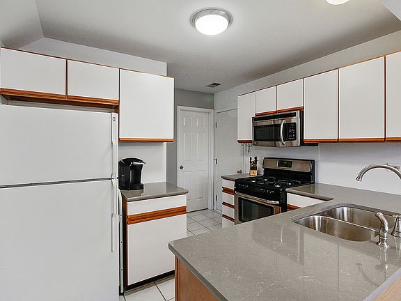 3rd image of 648 Beaver Ct