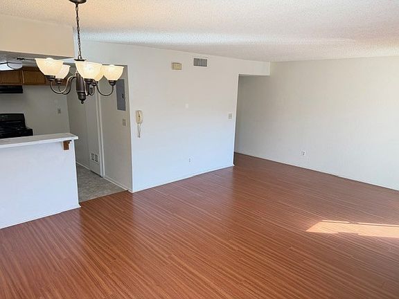 3rd image of 3105 Montrose Ave APT 3