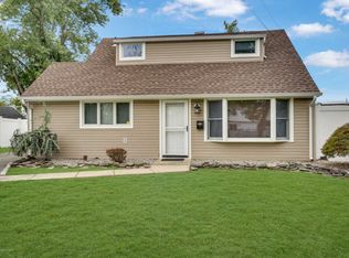 5 Hope Dr, Sayreville, NJ 08872