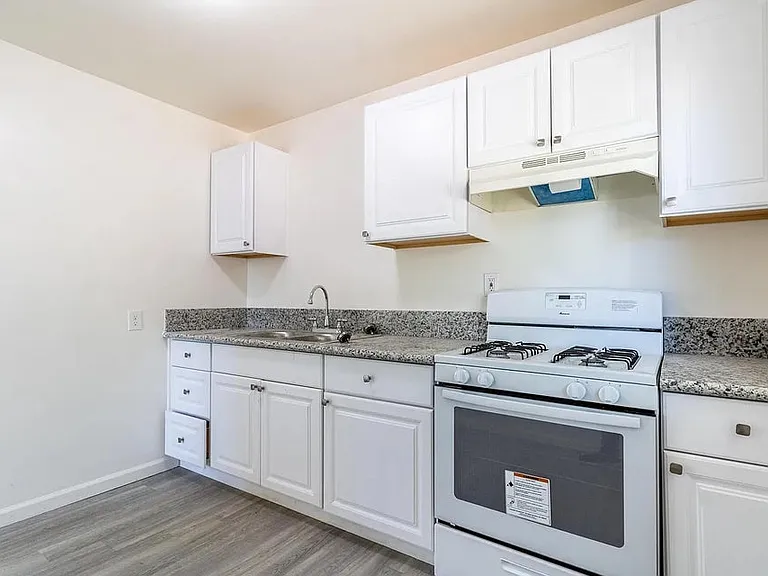 338 Augusta St #B — Photo 2