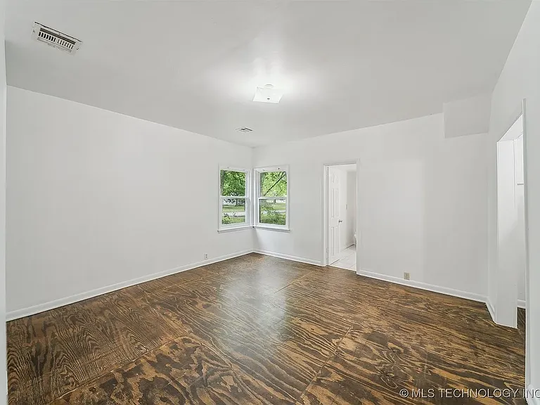 1123 W Spring St — Photo 11