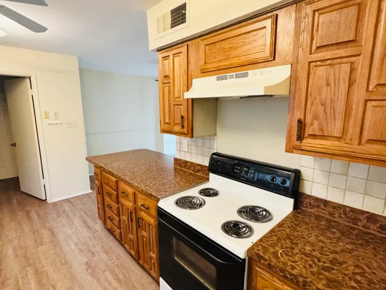 8513 Kensington Dr — Photo 4
