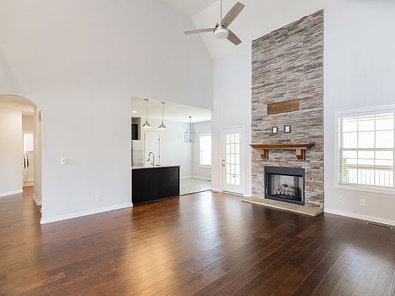 3rd image of 568 Larkspur Dr