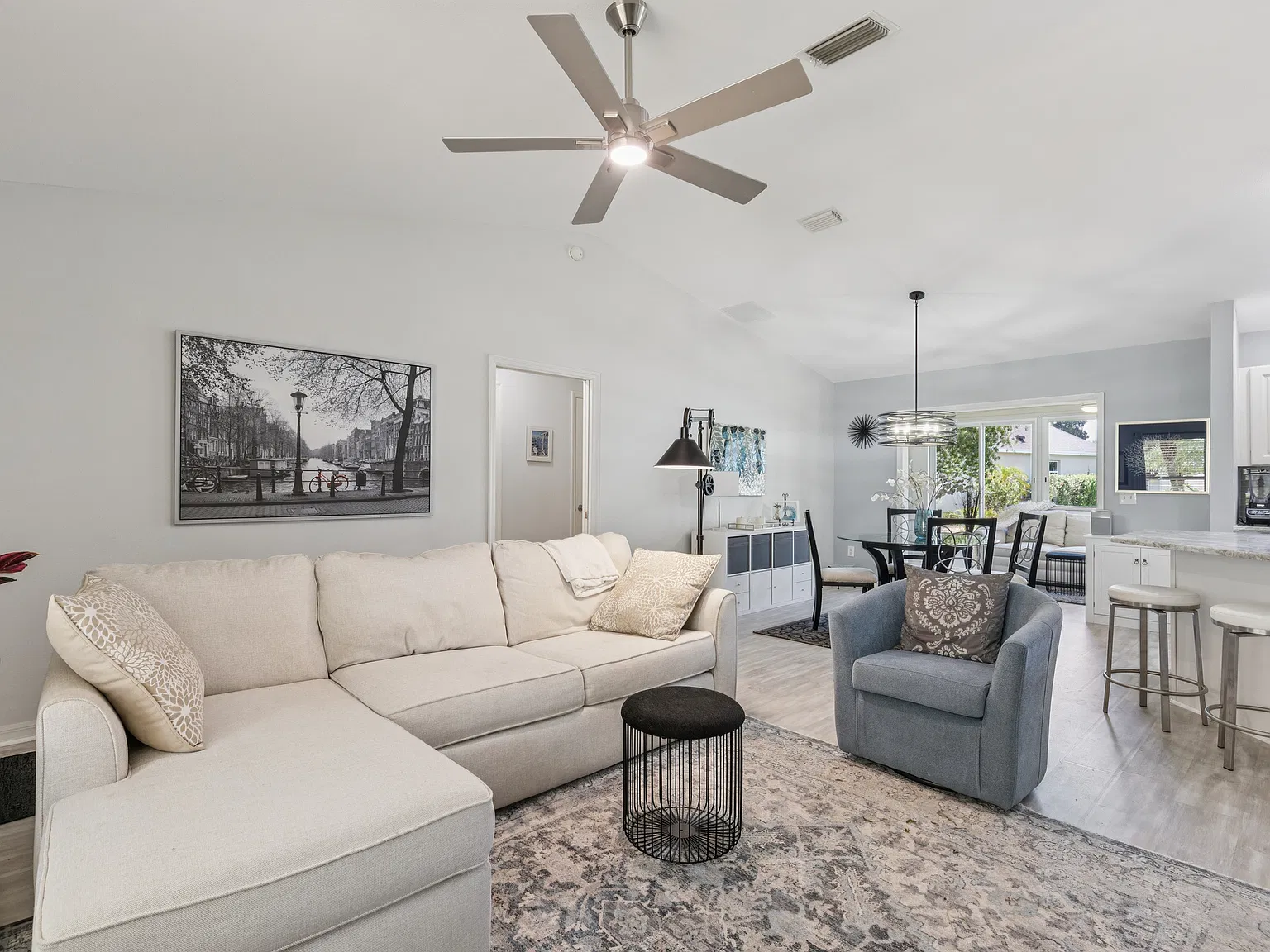 3 bed, 1392 sqft, $2,250 — Photo 3