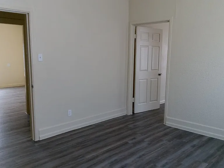204 S Hackberry St #B — Photo 10