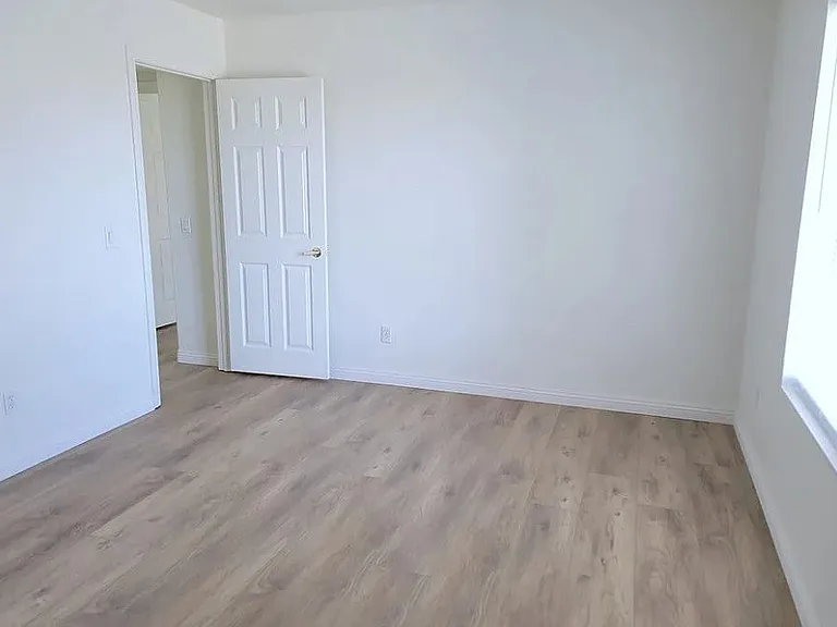 1022 Lone Pine River Ave — Photo 5