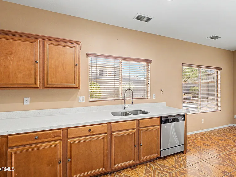 5329 W La Salle St — Photo 19