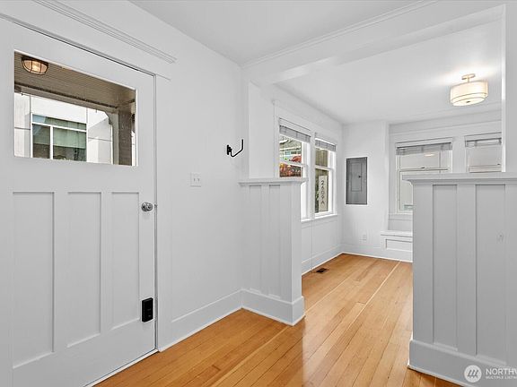 3rd image of 2609 B SW Adams Street