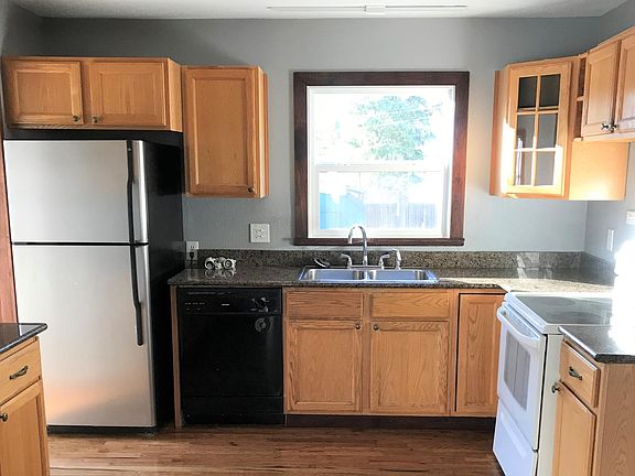Bright, clean, functional kitchen. Check out the granite countertops.