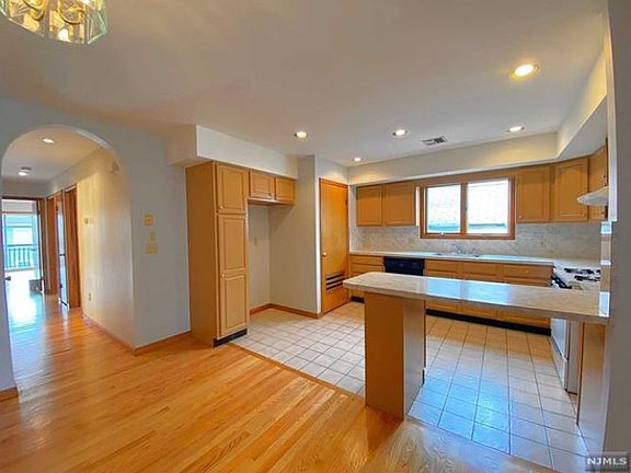 4th image of 295 E Kinney St Floor 2