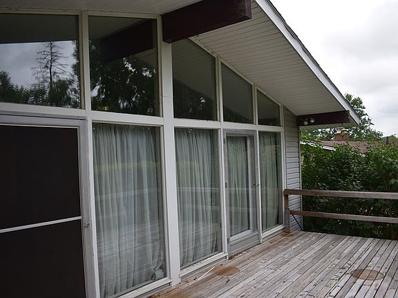 3rd image of 911 Hillcrest Dr