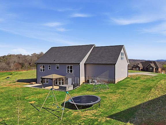 3rd image of 806 River Dr
