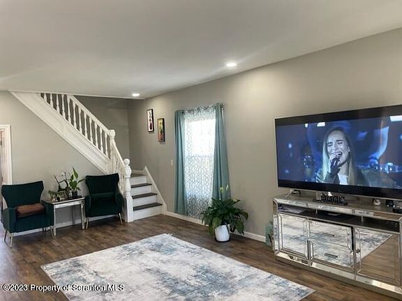 5th image of 405 Bowman St