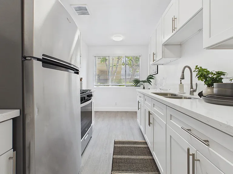 Sepulveda Apartments — Photo 2
