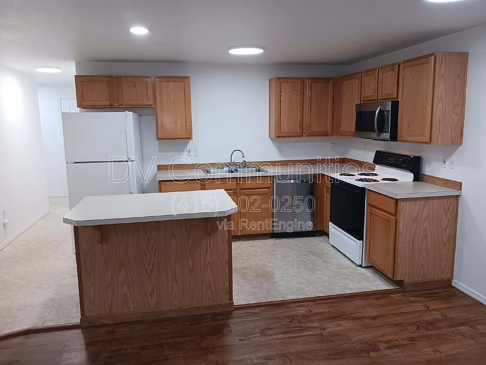 2571 NW Cedar Ave #1