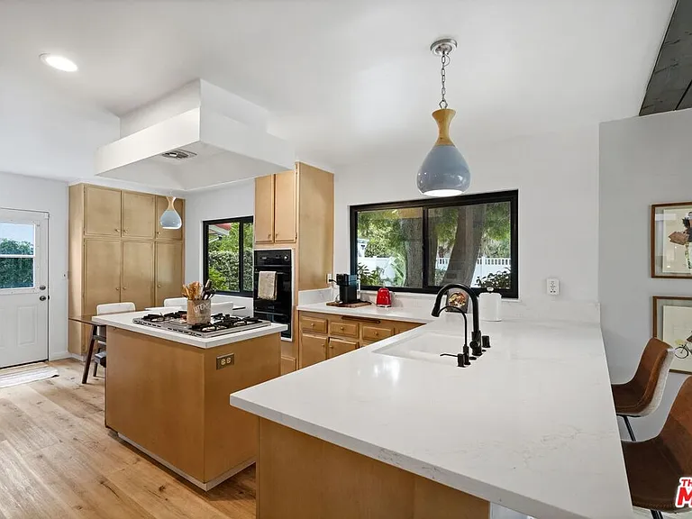 6558 Lasaine Ave — Photo 16