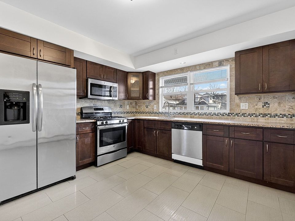 Updated Kitchen w/ Stainless Steel Appliances & Granite Countertops