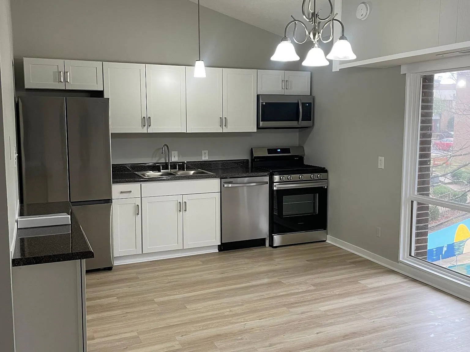 3 bed, 1.5 bath, 1060 sqft, $1,850 — Photo 2