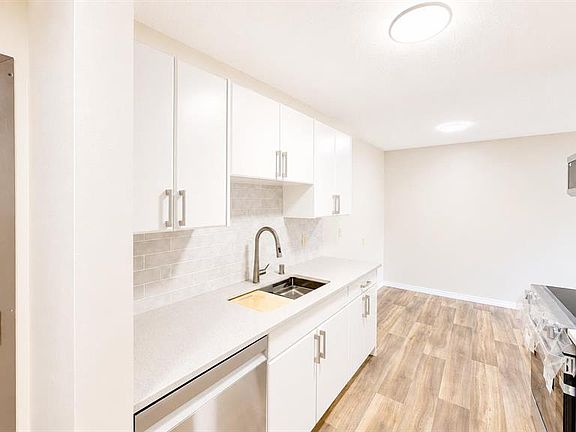 4th image of 405 S Columbia Blvd W #107