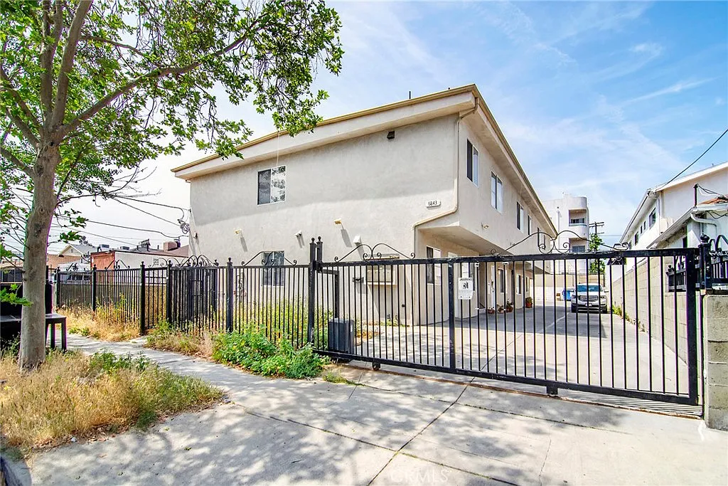 3 bed, 1100 sqft, $2,800 — Photo 1
