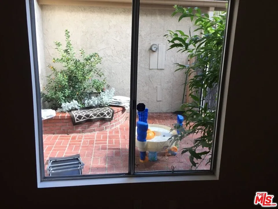 3 bed, 2.5 bath, 2266 sqft, $5,200 — Photo 3