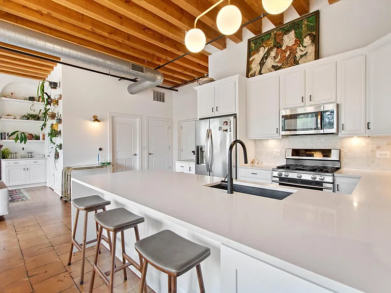 2310 W Nelson St #301 — Photo 9