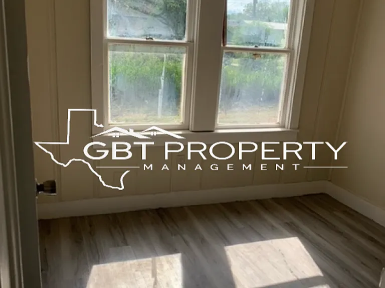 1108 E Lee Ave — Photo 6