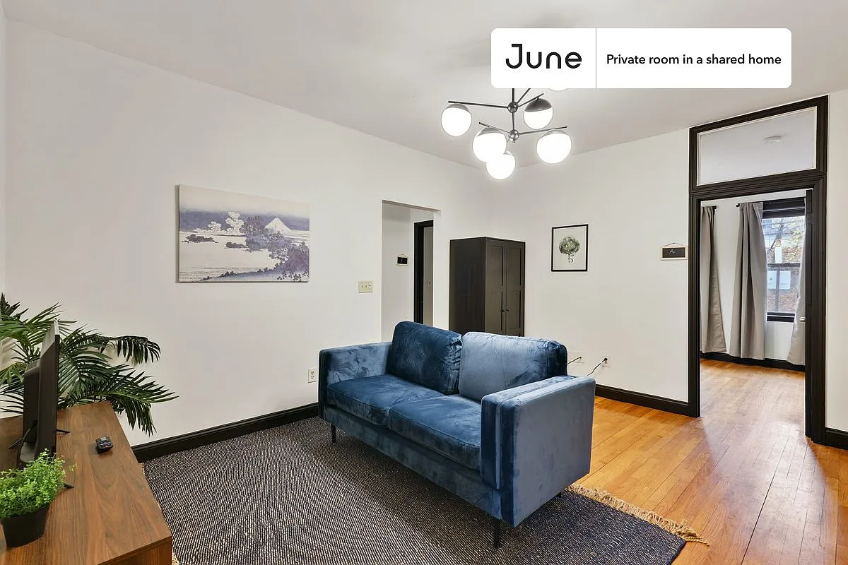 Queen bedroom in 4 bed/2.5 bath home in Brighton #387 D — Photo 3