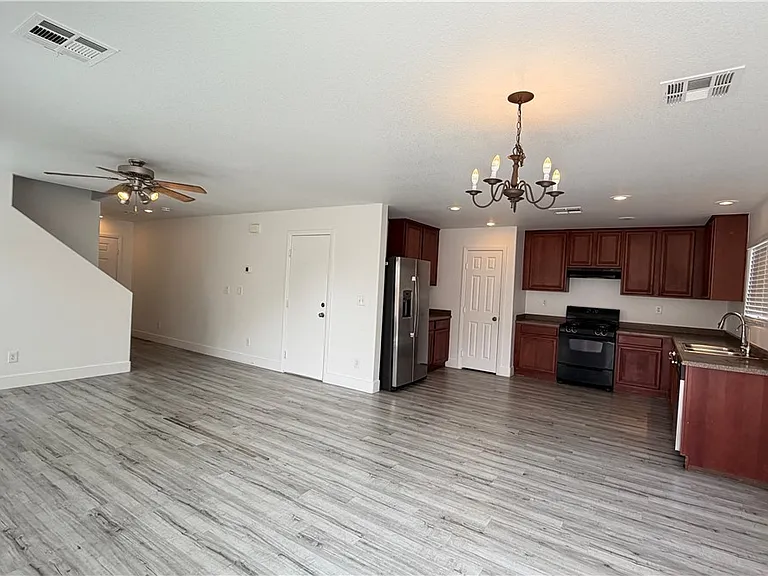 194 Gilliflower Ave #0 — Photo 5