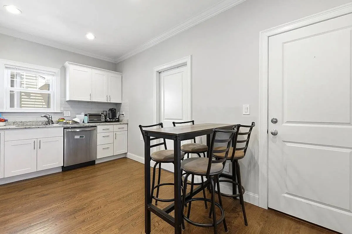 4 bed, 1.5 bath, 1300 sqft, $3,800 — Photo 4