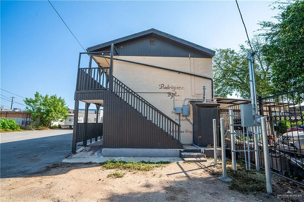 130 N Texas Ave — Photo 4