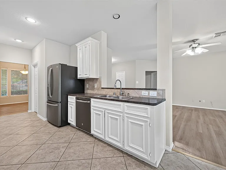 1807 Katlyn Ln — Photo 15