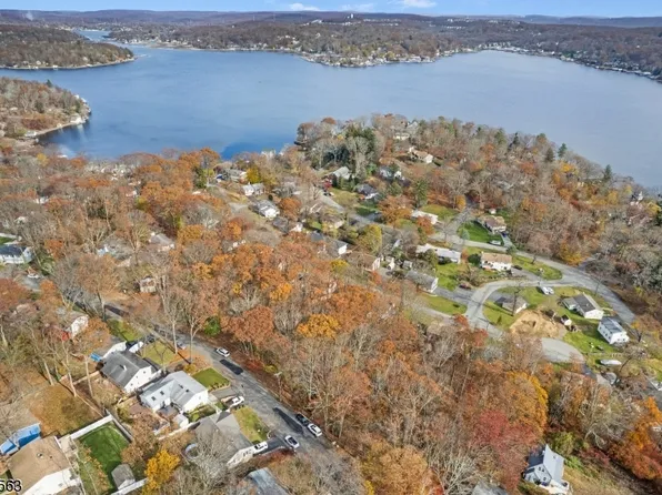 215 Carentan Rd, Hopatcong Boro, NJ 07843