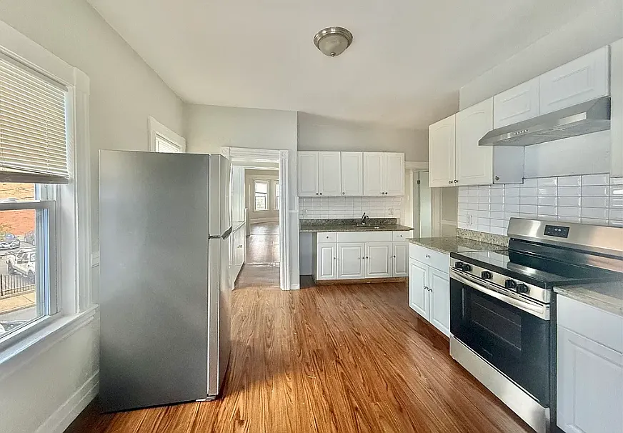 2 bed, 1050 sqft, $2,500 — Photo 3