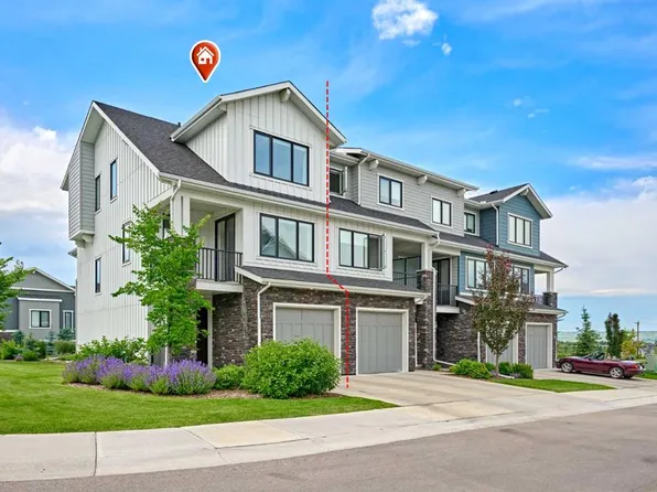 102 E Crestridge Cmn SW, Calgary, AB T3B 6J5