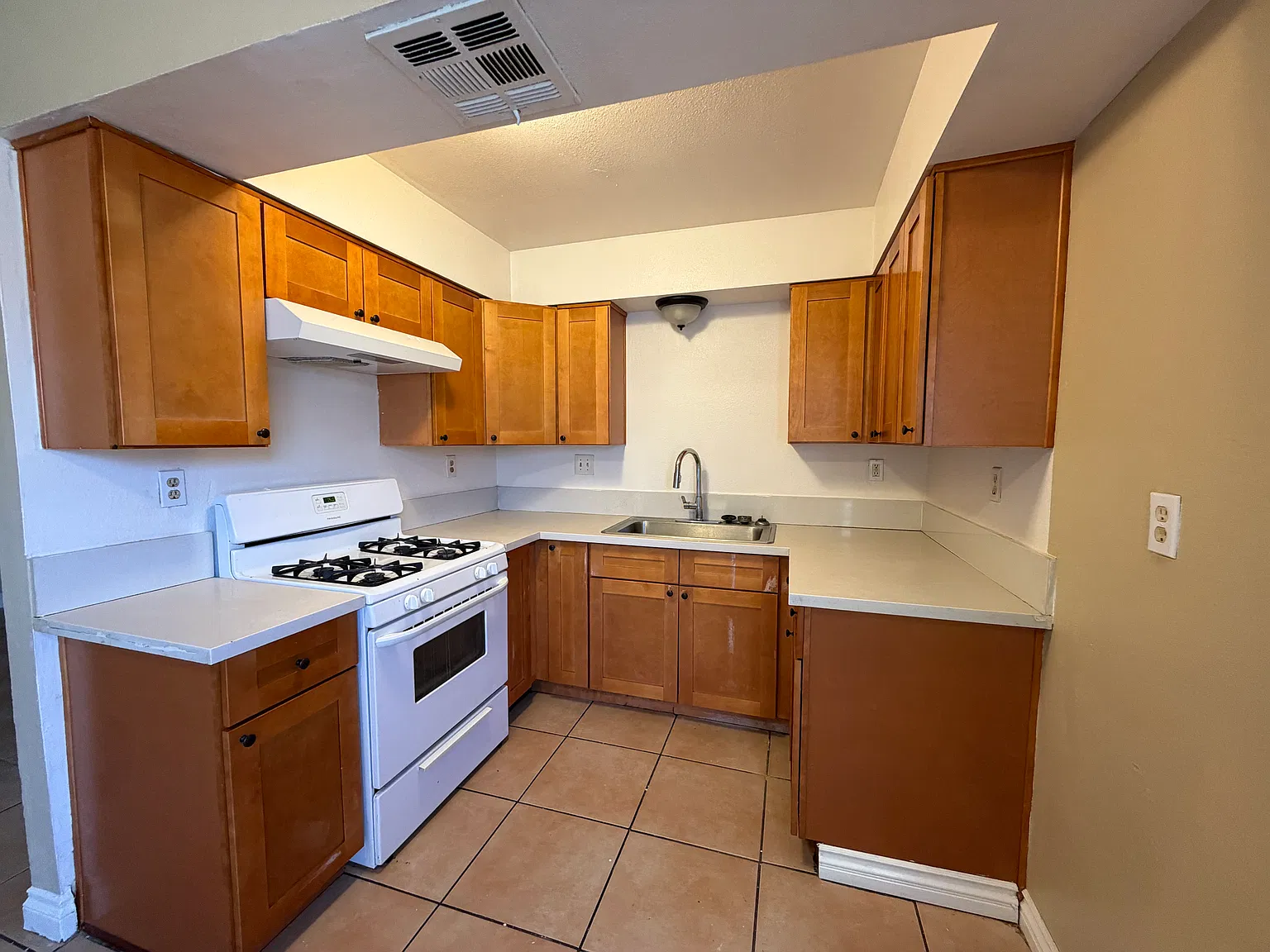 2 bed, 900 sqft, $1,650 — Photo 3